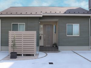 浜田市 木目調フェンス付き駐輪場 外構施工事例