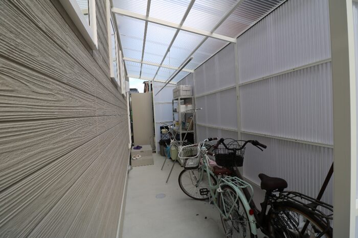 浜田市 外構工事 自転車置き場と屋根設置によるエクステリア施工事例
