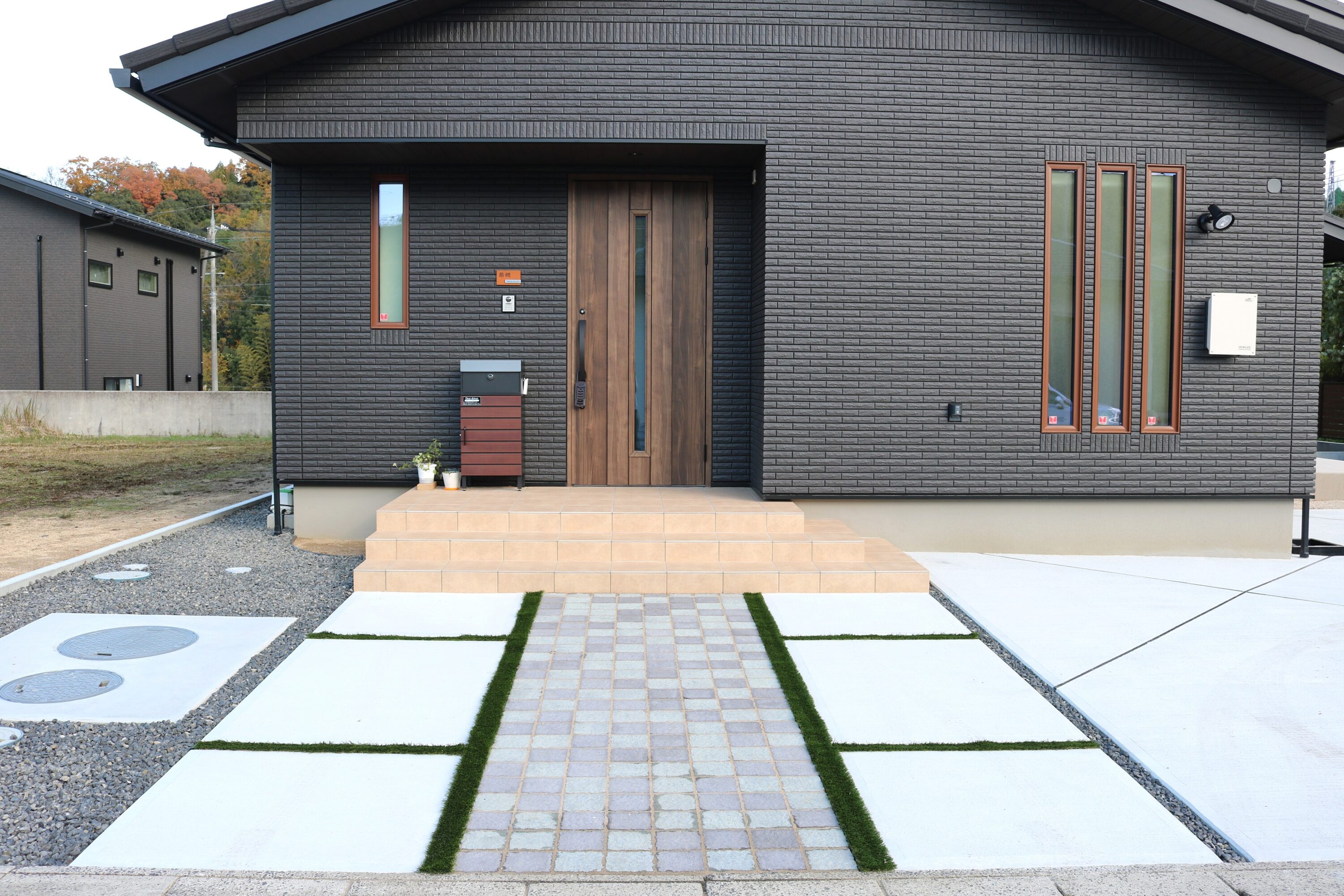 浜田市 エクステリア施工 デザイン性の高い玄関前アプローチ」