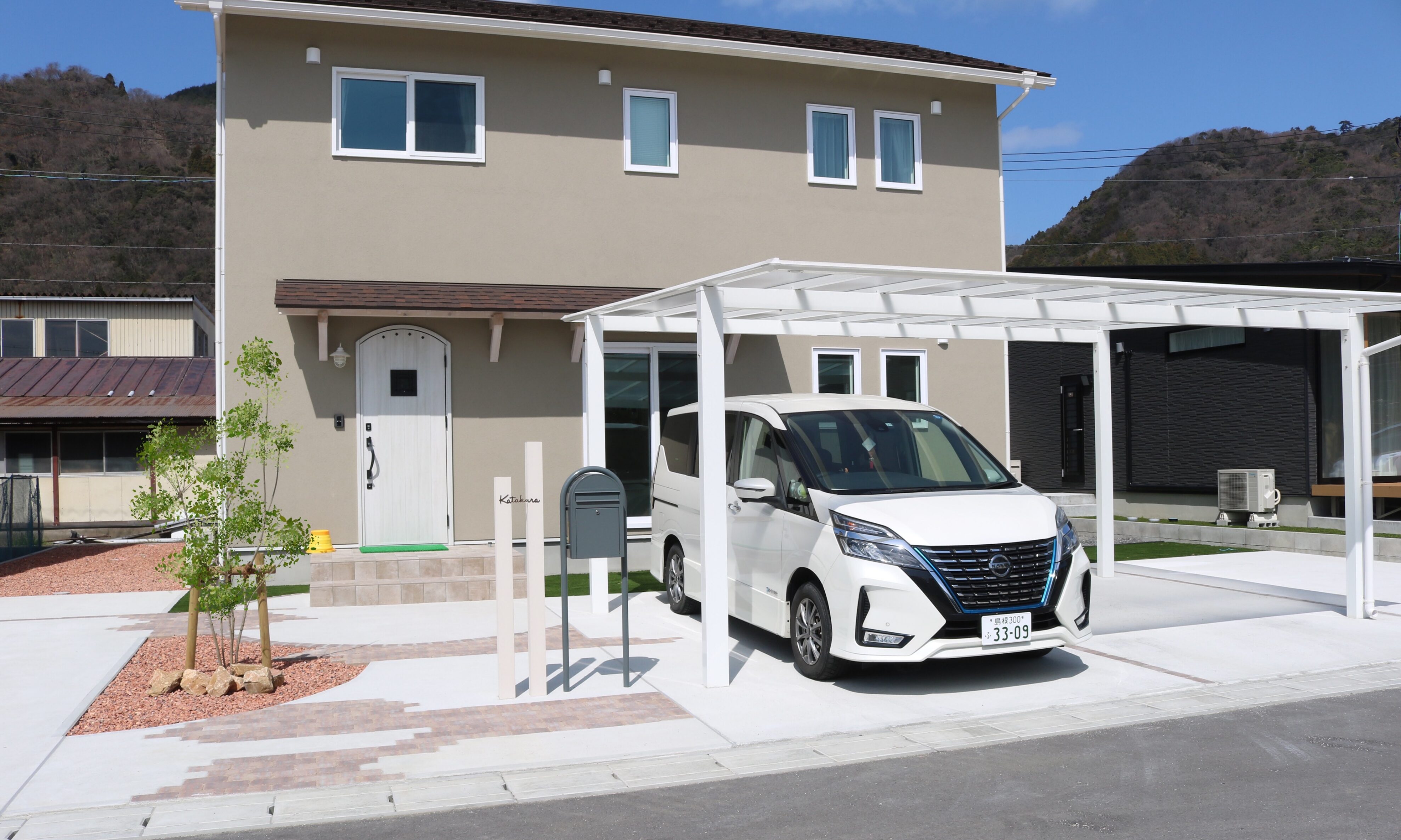 浜田市 カーポート設置後の駐車場と外構施工事例