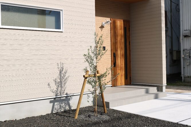 浜田市 外構リフォーム 玄関前アプローチとフェンス施工事例