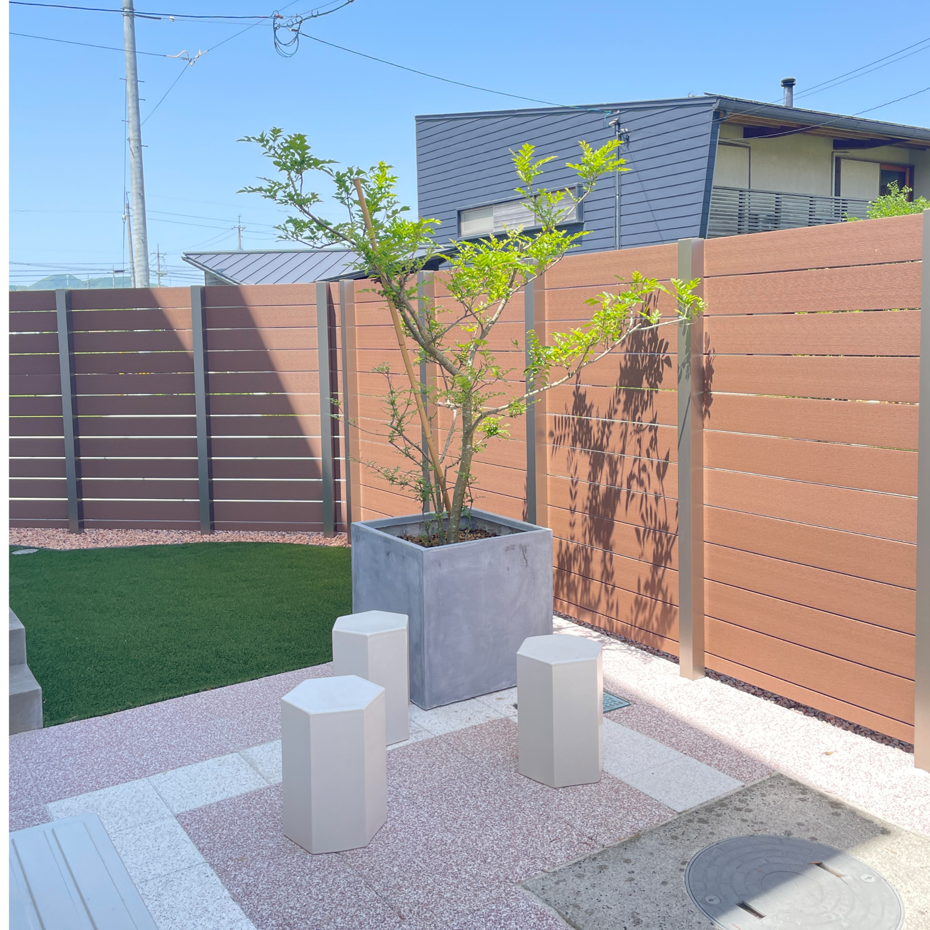 浜田市 外構リフォーム 人工芝と植栽で整備された庭