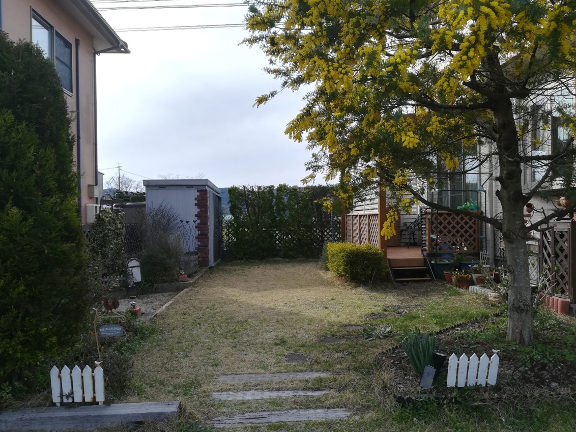 浜田市の住宅で子どもが安心して遊べる人工芝の庭施工例