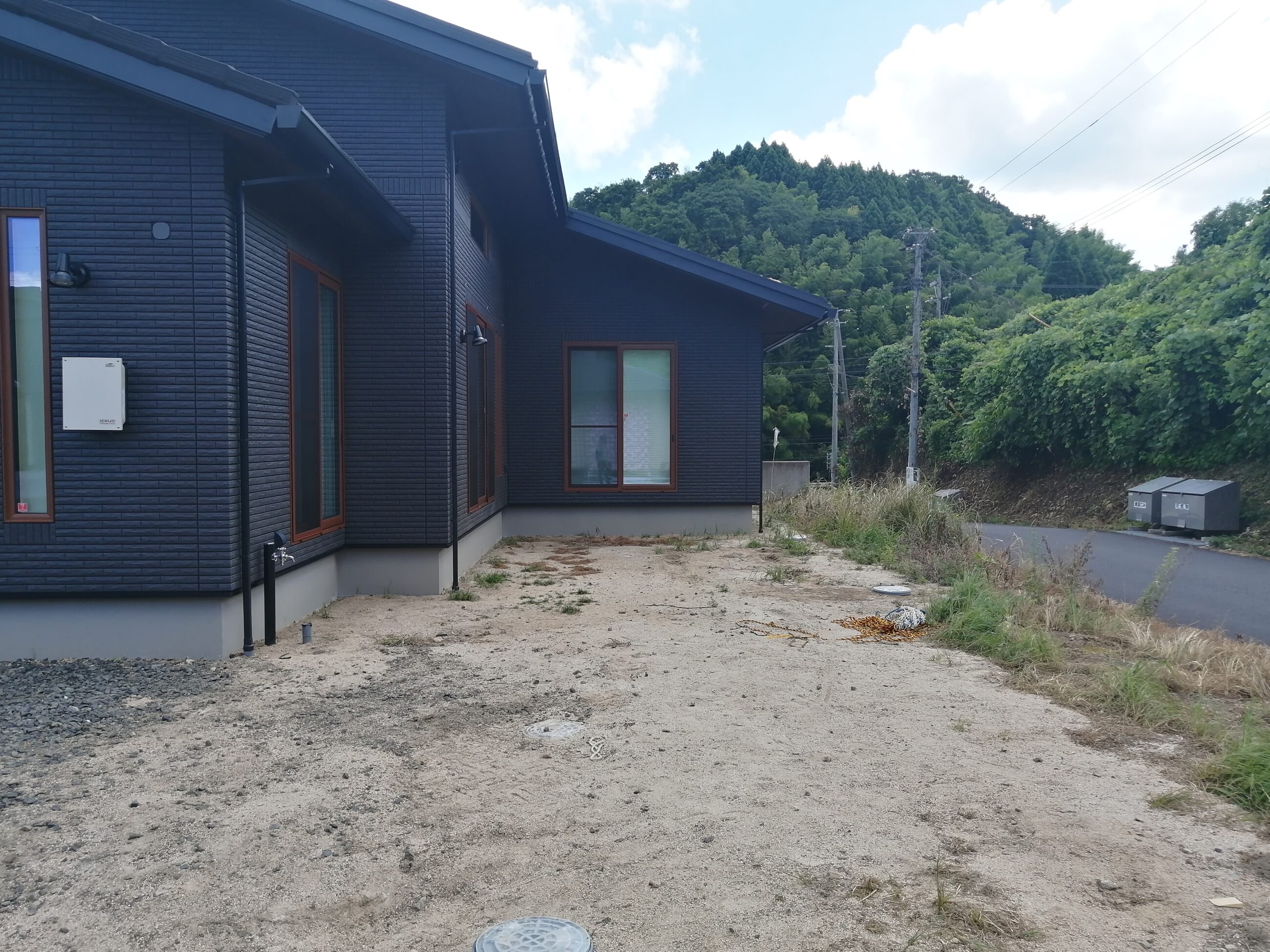 浜田市 外構リフォーム 施工前の駐車場と玄関周りの様子