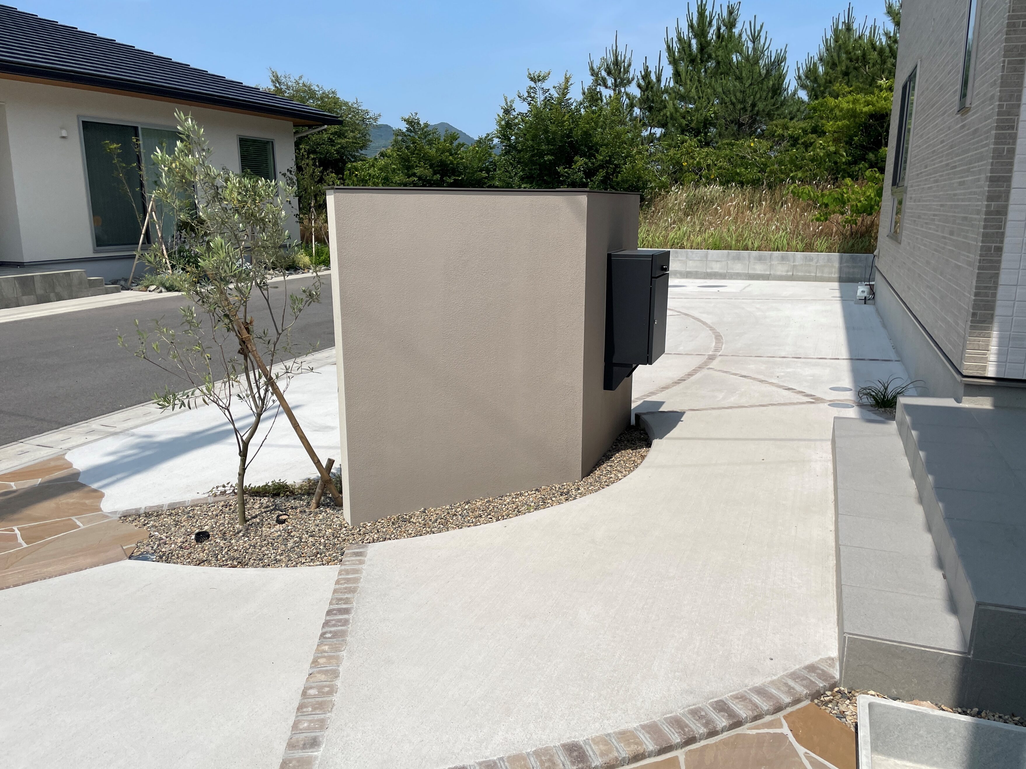 浜田市 外構リフォーム 石張りアプローチと駐車場のデザイン事例