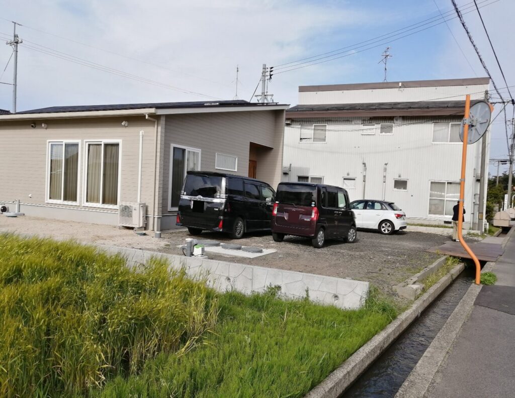 浜田市 外構リフォーム 施工前の駐車場と庭の写真