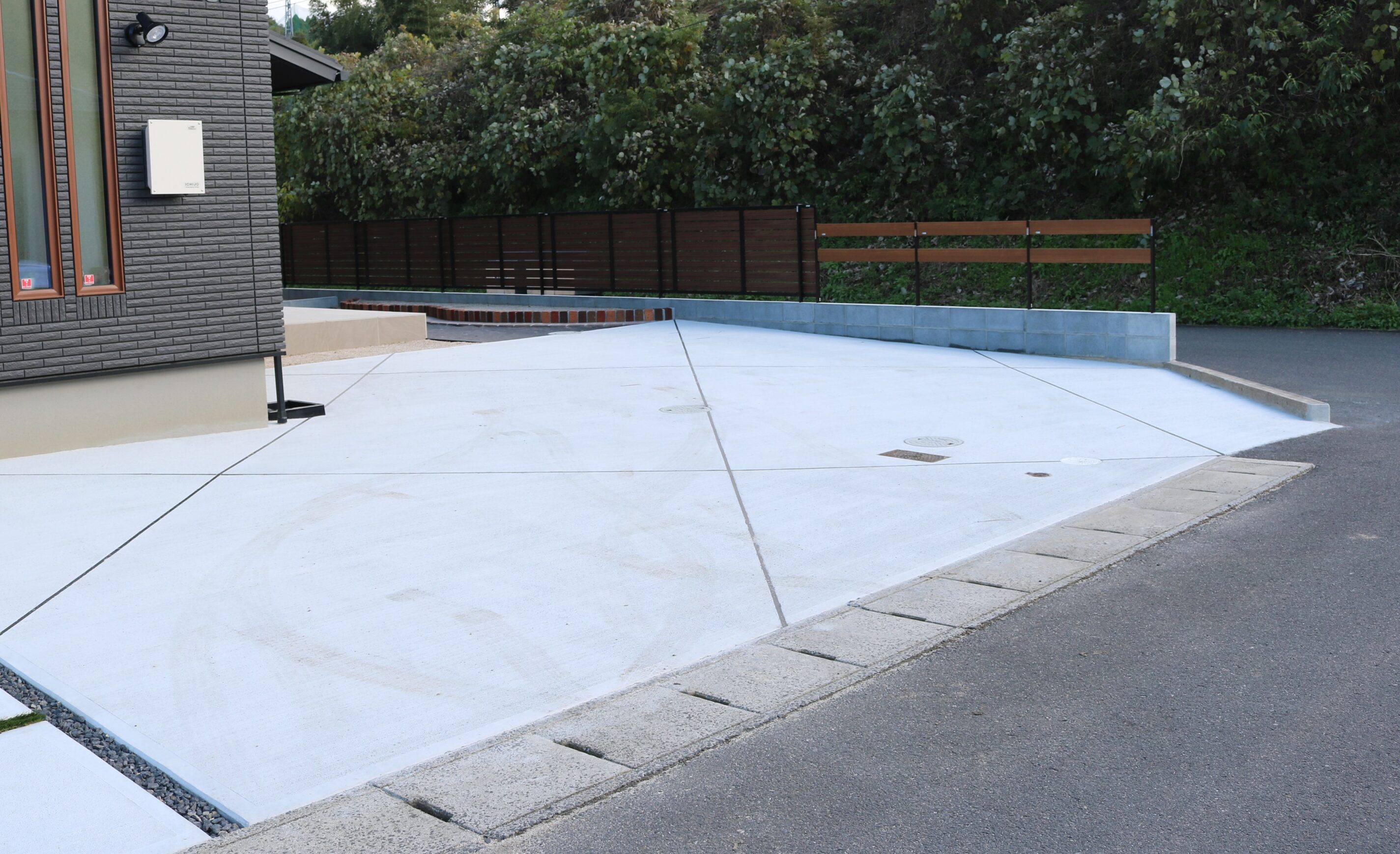 浜田市 外構リフォーム 完成後の駐車場と外構全体の写真