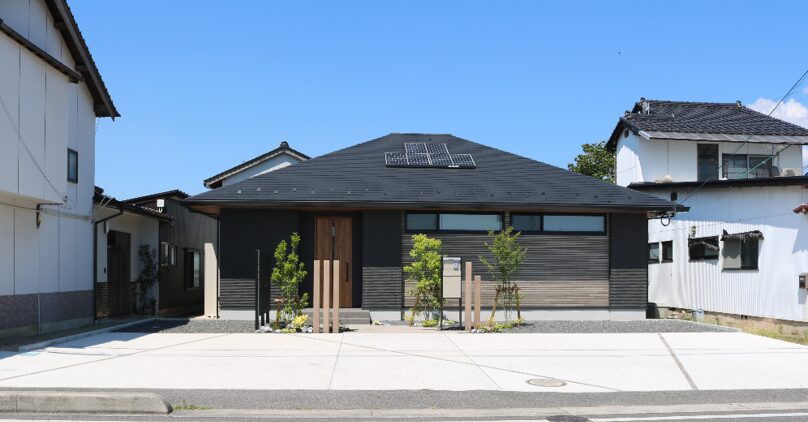 浜田市 外構工事 庭に設置されたフェンスと門柱