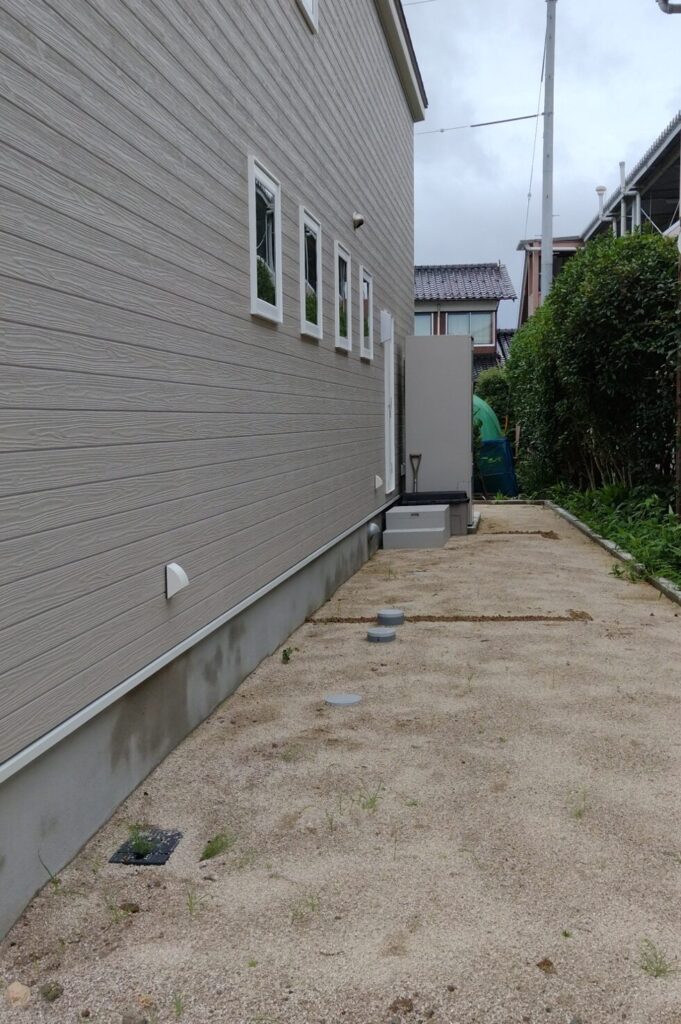 浜田市 外構リフォーム 施工前の駐車場と庭の写真