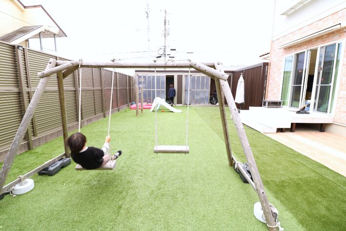 浜田市 外構工事 子供が遊べる庭のブランコと人工芝スペース