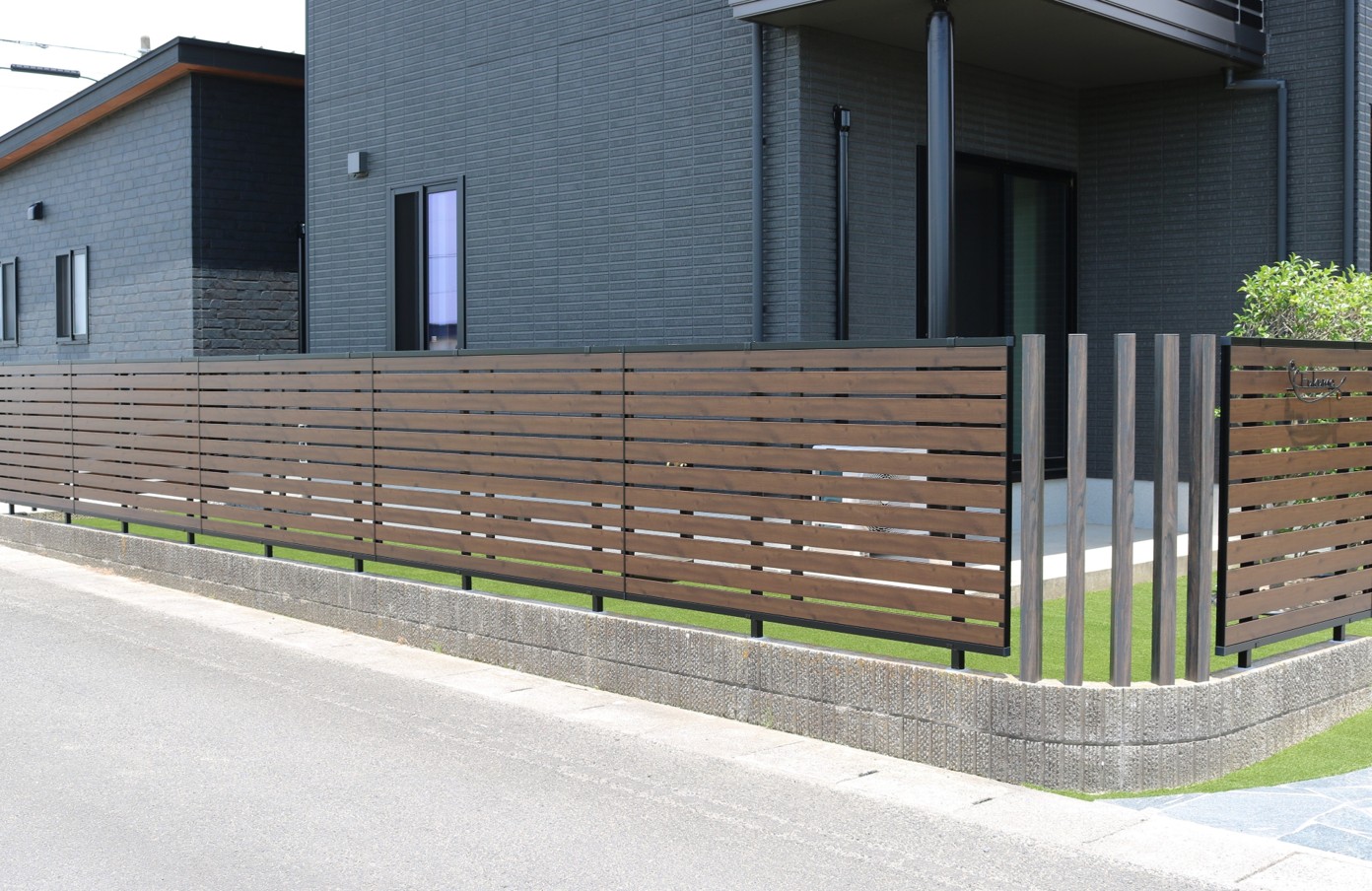 浜田市で施工した木調フェンスの外構リフォーム