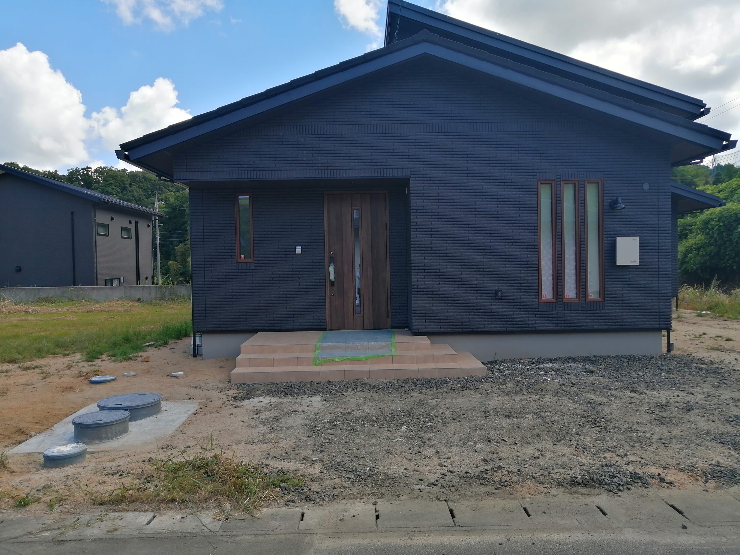 浜田市 外構リフォーム 施工前の駐車場と玄関周りの様子