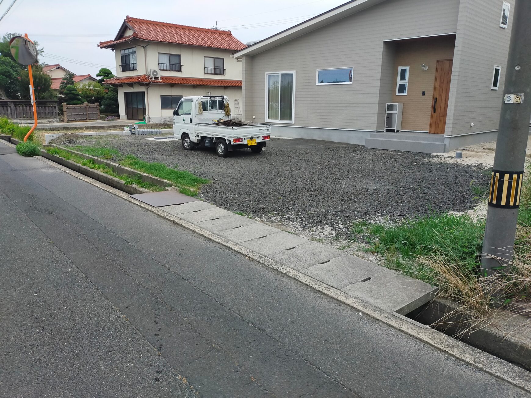浜田市 外構リフォーム 施工前の駐車場と庭の写真