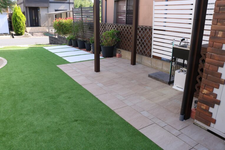 浜田市の住宅で子どもが安心して遊べる人工芝の庭施工例