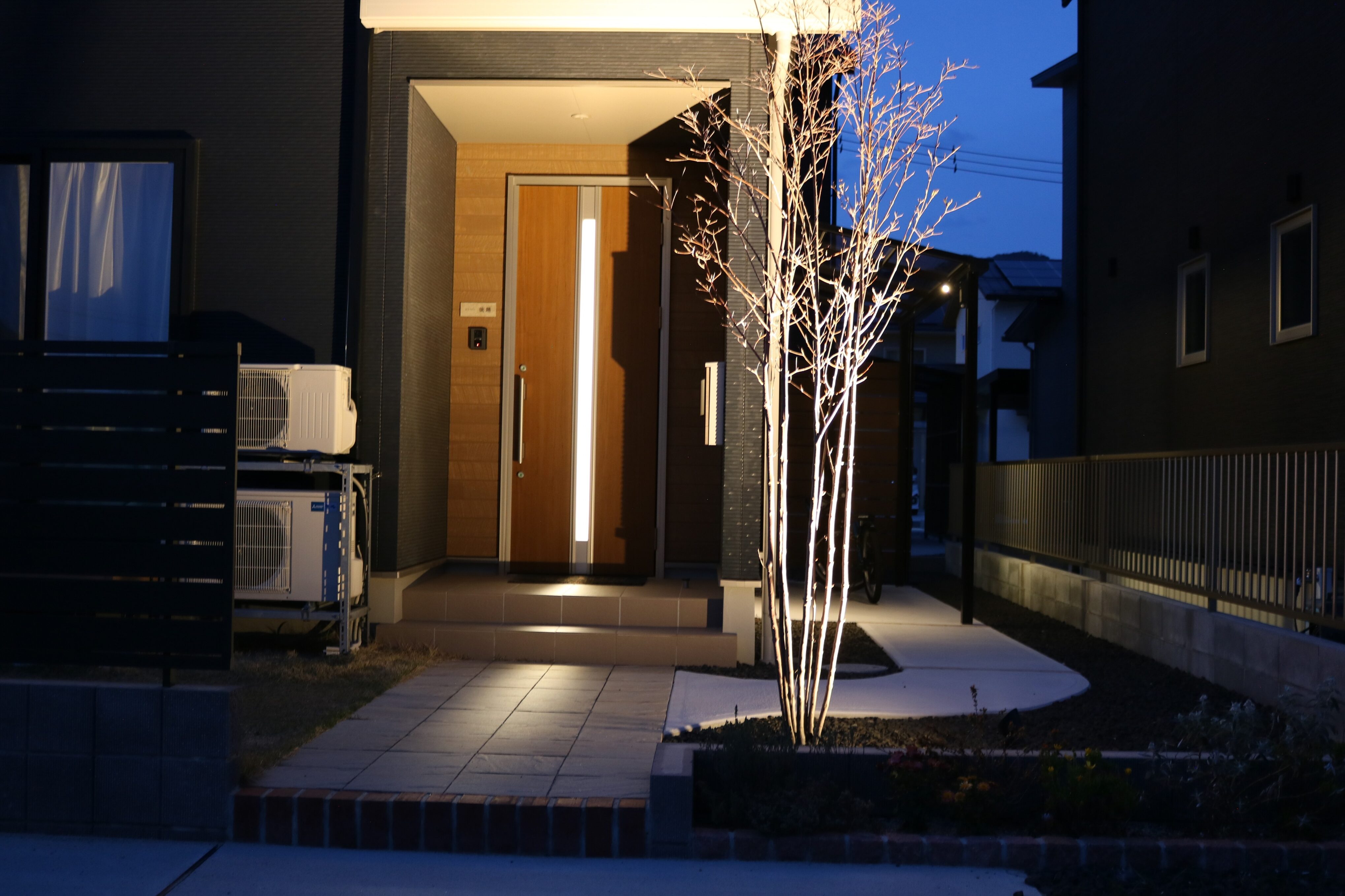 浜田市 外構工事 夜間のライトアップされた門まわりとアプローチ