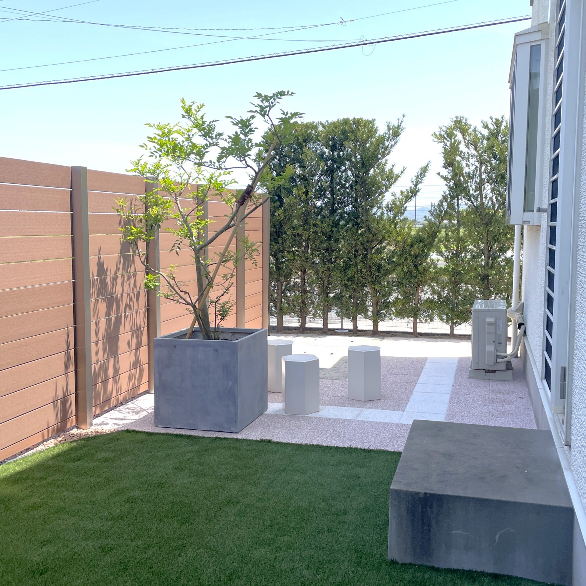 浜田市 外構リフォーム 人工芝と植栽で整備された庭