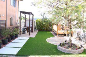 浜田市の住宅で子どもが安心して遊べる人工芝の庭施工例