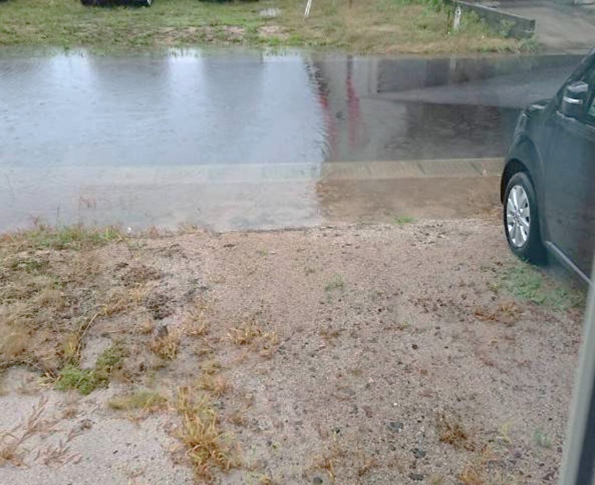 浜田市 外構リフォーム 施工前の庭と駐車場の写真