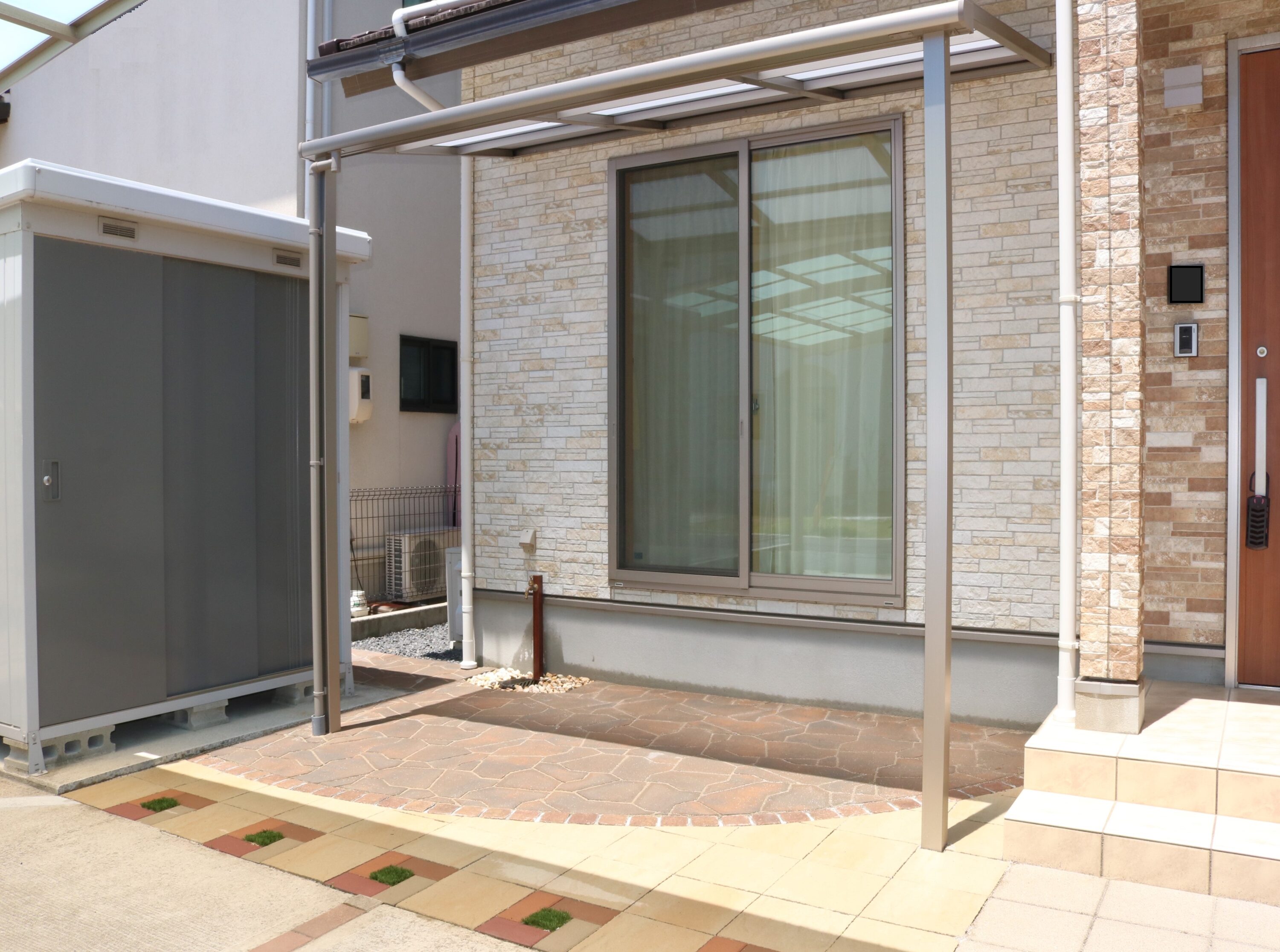 浜田市 外構工事 物置とおしゃれな舗装材を組み合わせた庭