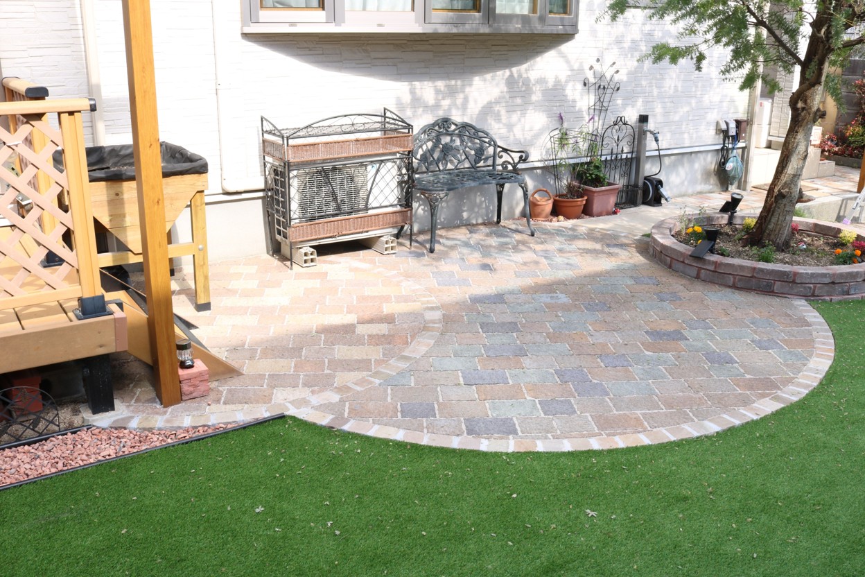 浜田市の住宅で子どもが安心して遊べる人工芝の庭施工例