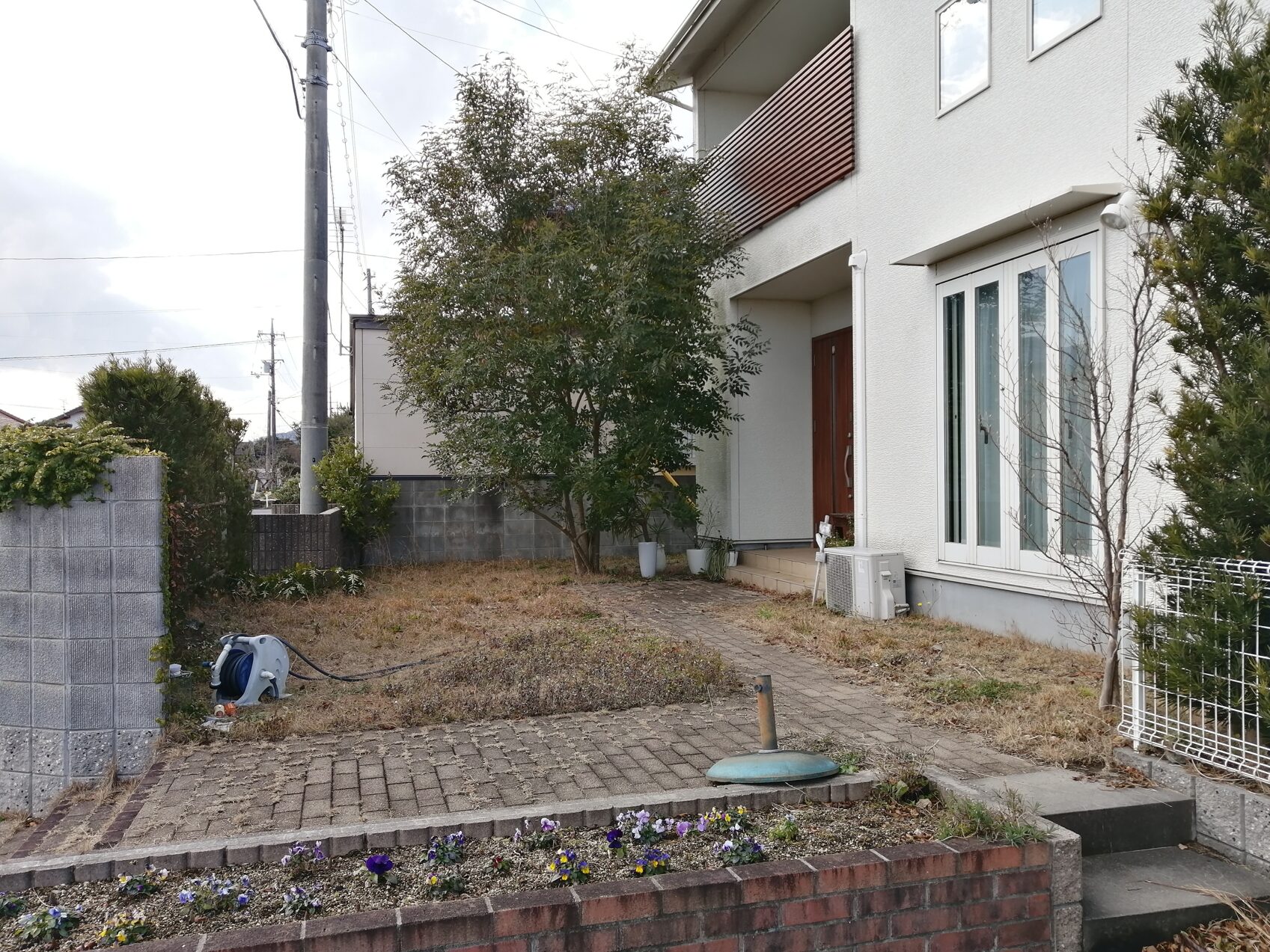 浜田市 外構リフォーム 雑草が茂った庭の施工前の様子