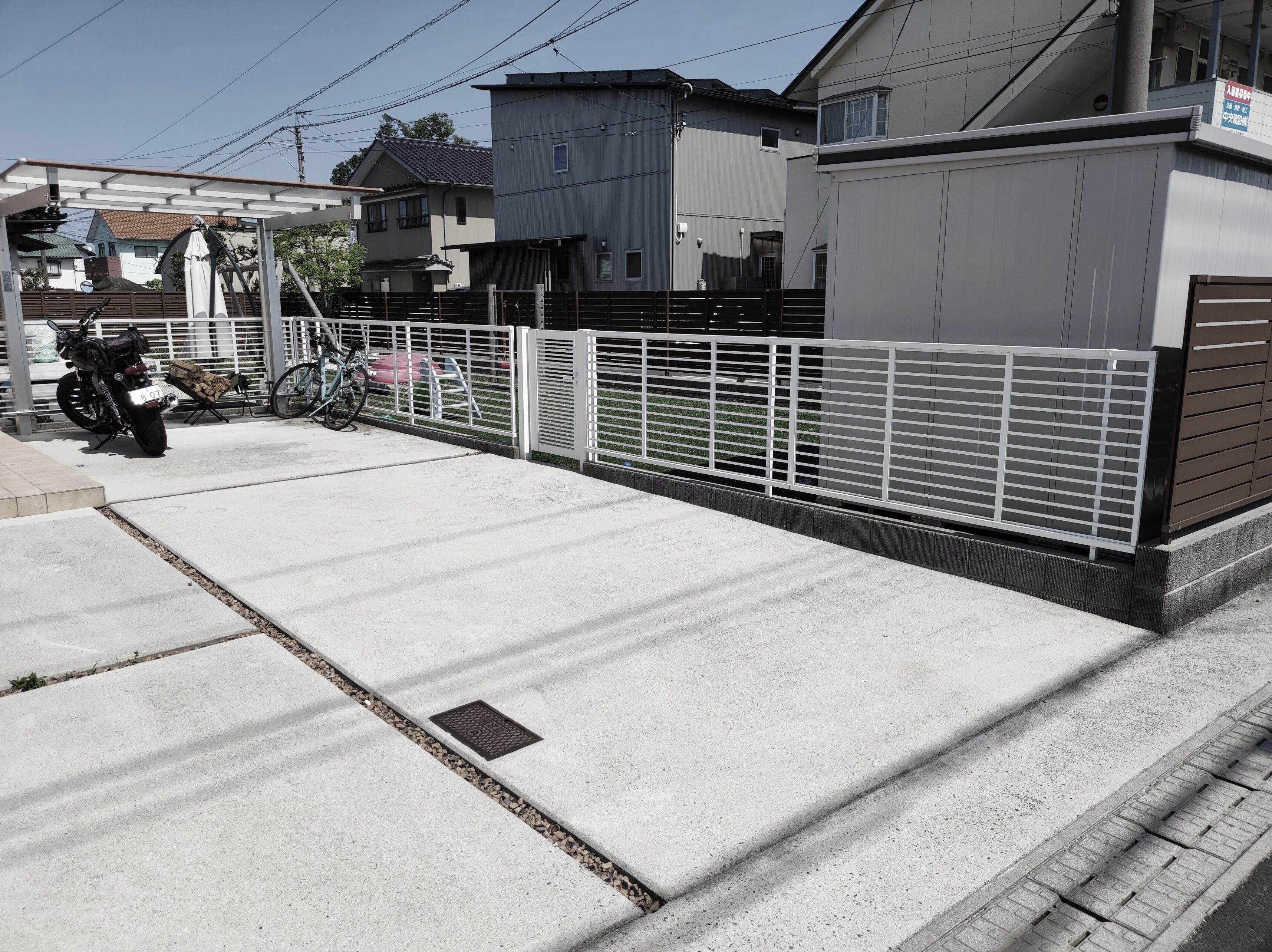 浜田市 外構リフォーム 施工後の駐車スペースとフェンス