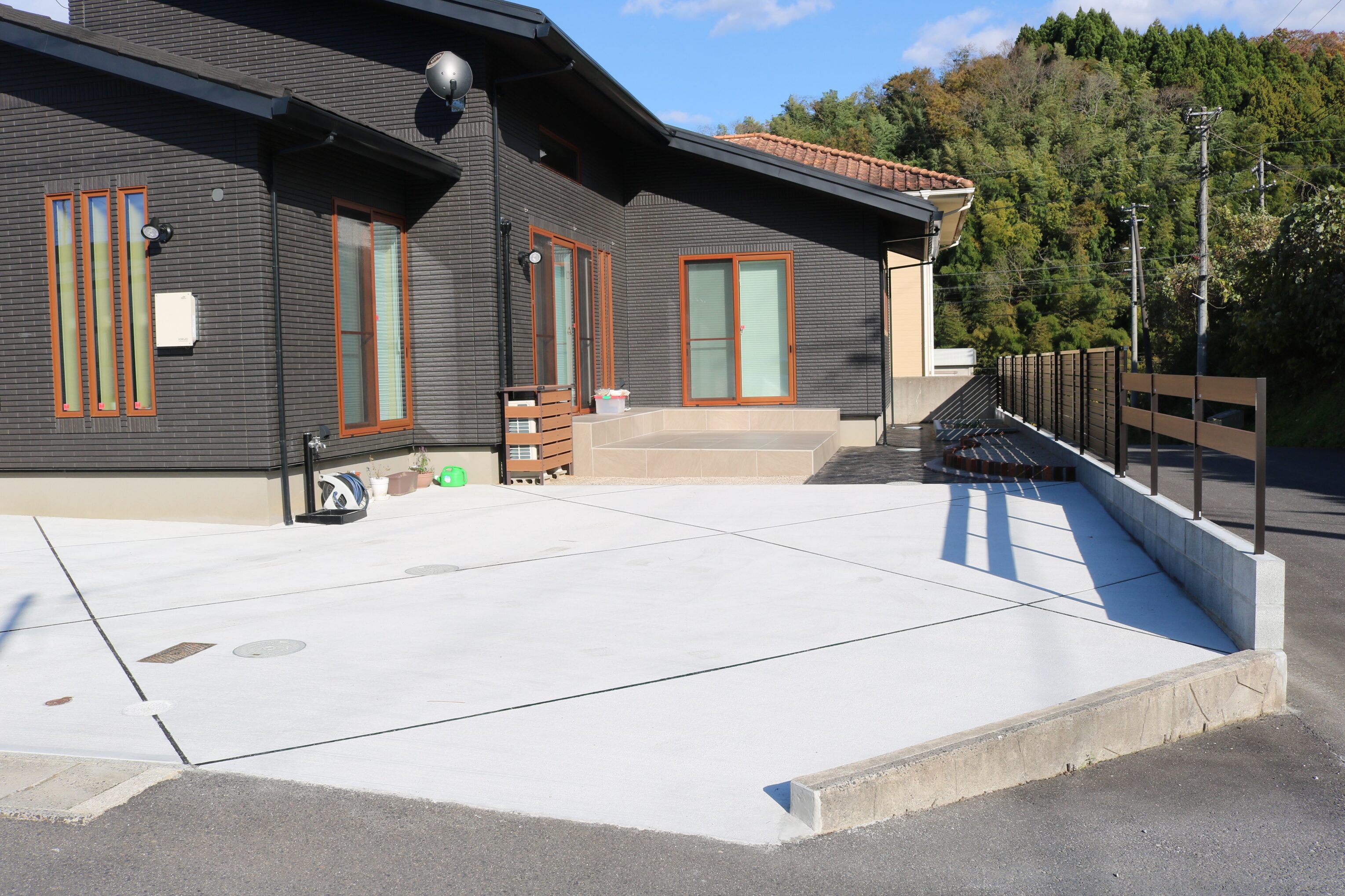 浜田市 外構リフォーム 完成後の駐車場と外構全体の写真