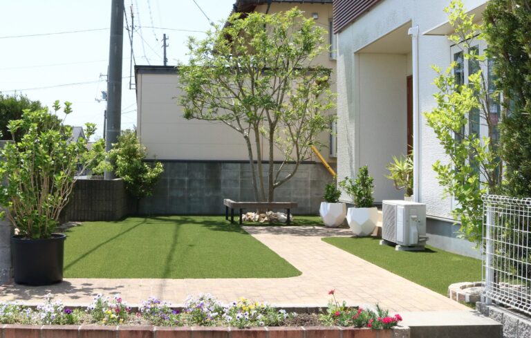 浜田市 外構リフォーム 人工芝と植栽で整備された庭