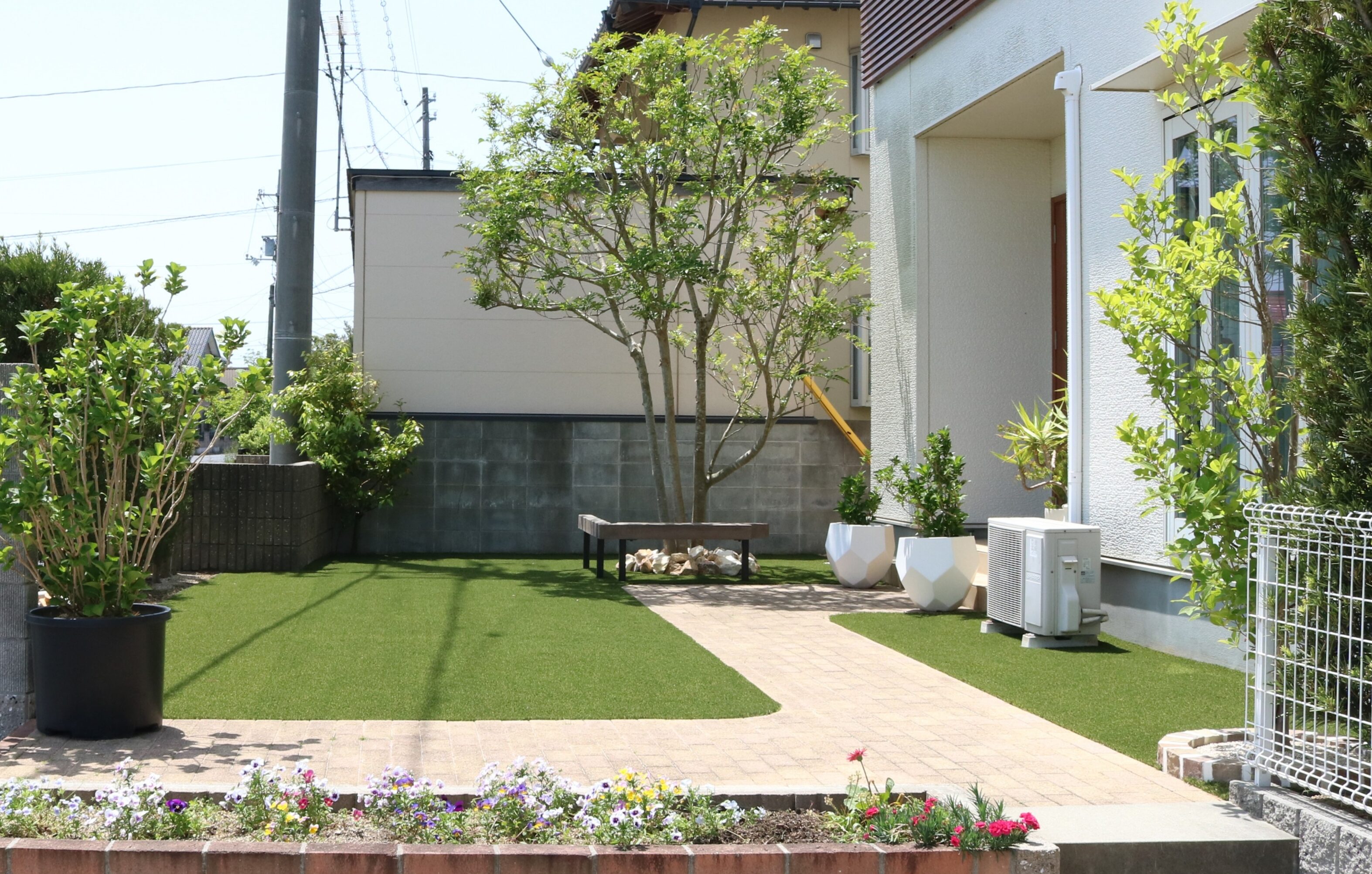 浜田市 外構リフォーム 人工芝と植栽で整備された庭