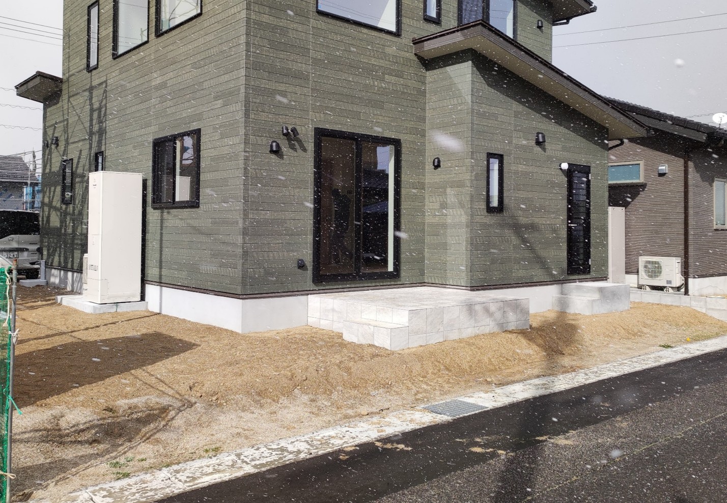 浜田市で施工した完全目隠しフェンスと人工芝の庭