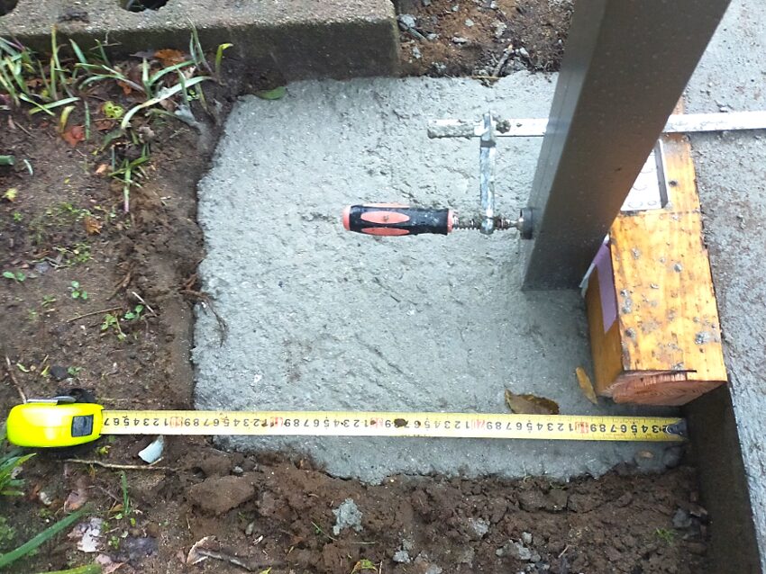 浜田市 外構リフォーム フェンスを支える基礎部分の施工