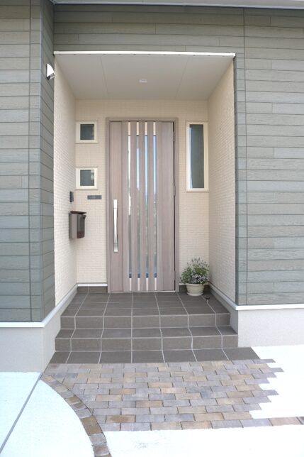 浜田市 玄関アプローチ 外構リフォーム 門柱とタイルの施工写真