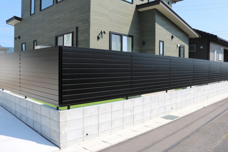 浜田市で施工した完全目隠しフェンスと人工芝の庭